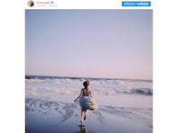 有村藍里、背中ざっくりワンピで美背中を披露！ 「めちゃくちゃいい写真」「後ろ姿も、可愛いです」
