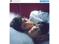 「美の暴力すぎな夫婦」水川あさみ＆窪田正孝、超密着モデルショットに「顔が似てる？」の声