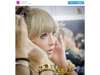 浜崎あゆみ、“美しすぎる”横顔ショットで変わらない美貌を披露！ 「女王様のよう」と反響