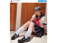 華原朋美、セーラー服＆ルーズソックス姿披露！ 現役感あふれる若々しい姿に大反響