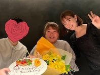 藤田ニコル、弟と一緒に母の50歳バースデーを祝う姿に「30代ぐらいかと思ってた」「若い！」と驚きの声