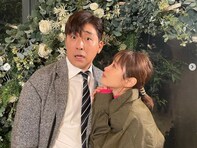 高橋愛、韓流スター!? の夫・あべこうじとの夫婦ショット公開！ 「ほんとに可愛い夫婦」