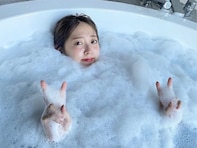 鈴木愛理、泡風呂でセクシーな入浴ショット披露！ 写真集オフショット公開で「超絶可愛い」と反響