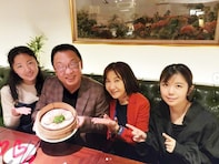 梅沢富美男、美人妻＆娘2人と顔出し家族ショット公開！ 「奥様と娘さん綺麗」「最高の家族写真です」