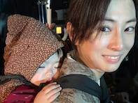 「母のお顔ですね」北川景子、赤ちゃんをおんぶしたオフショット公開！ 「美しい… 圧倒的に」と反響