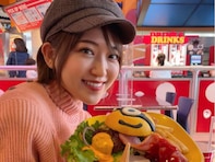 元AKBセンター・内田眞由美、28歳最新ショットが「かわいすぎる」と反響！ 家族旅行で大阪を訪れる