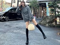 指原莉乃、細すぎる美脚を露出した超ミニ丈コーデ披露！ 「スタイル良すぎ」「攻めた服装！流石です」