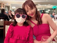 神田うの、11歳長女とのおそろいドレスツーショット公開！ 夫も含め家族で食事を楽しむ姿を披露