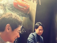 小泉進次郎氏、兄・孝太郎とのそっくり兄弟ショット公開「二人ともかっこよすぎる」「孝太郎に似てる」