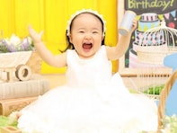 内山信二、かわいすぎる娘の1歳バースデー写真公開！ 「笑ってる顔そっくり」「すっかりお嬢さんのお顔」