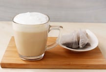 【スタバ再現】人気の「ほうじ茶ティーラテ」を完全再現！ ダイソーの“ある調理器具”を使って簡単に
