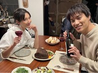 鈴木伸之、菜々緒との“夫婦の食卓”ショット公開！ 「最高やんけ。お似合い」「本当に結婚すればいいのに」