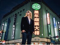 ROLAND、スシローで“合格か、不合格か”のガチ判定動画が話題！ 「言葉選びが巧みでワクワク」「誰も不快にならない話術」と絶賛の声