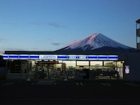 なぜローソン前に外国人の行列が!? 富士山の新人気スポットでその謎に迫る
