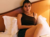井戸田潤の19歳年下妻・蜂谷晏海、ベッドの上で太ももあらわな姿を披露！ 「色気が」「かっけー！」
