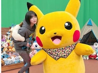 あの、“ポケモンだらけ”のオフショットで美脚を披露！ 「足細いな」「あのちゃん自体がポケモンみたい」