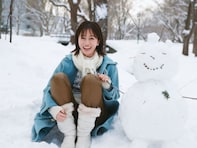 「女子高生くらいに見える」前田敦子、雪だるまとのツーショット公開に「可愛いし癒される」と反響