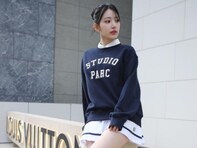 宮脇咲良、超ミニスカートから“真っ白”美脚見せたコーデ披露！ 「脚すっごくきれい」「可愛すぎです」