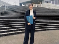 YOASOBI・幾田りら、スーツ姿で日芸卒業を報告！ 上白石萌歌も祝福「わたしたち、がんばりました！！」