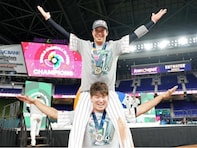 村上宗隆、山田哲人を肩車し謎のポーズを披露！ 「そういう意味やったんか」「兄弟みたい」と反響殺到