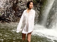「未公開写真を」戸田恵梨香、今年初のインスタ投稿は透け透けシャツ姿で美脚あらわなソロショット！