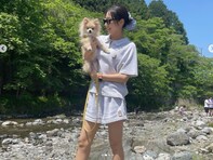 武田玲奈、愛犬と共にショーパン姿で美脚を披露！ 「どちらも可愛い過ぎる」「顔の大きさ変わらん」