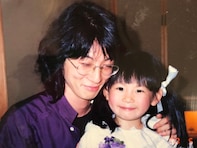 中川翔子、幼少期に撮影された父・中川勝彦とのツーショットを公開！ 「お父さん美男子ですね」「満面の笑顔がかわいい」