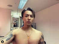 「いきなりの裸」EXILE・TAKAHIRO、両腕タトゥーのセクシーな上裸姿でファン悩殺！ 「筋肉ムキムキ」「心臓に悪い」