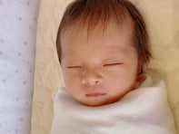 斉藤慶太、すでに美人すぎる娘の寝顔ショット！ 「お人形みたいに整ってますね」「目が大きくて綺麗なお顔」