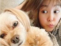 桐谷美玲、“寝顔酷い”な愛犬とのおちゃめなツーショット！ 「目開けて寝てる？」「こどもみたいな表情」