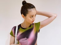 堀田茜、ド派手なTシャツから美しいへそがちら見え！ 最新私服ショットに「超絶可愛いです」「細いすねー」の声