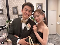 サッカー日本代表・上田綺世、美人モデル妻との結婚式ショット披露！ 「美男美女」「お二人とも素敵」