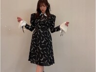吉川愛、ガーリー系ファッションで美脚ちらり！ 「可愛いすぎて言葉が出なかった」「三つ編みが似合う」