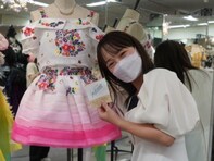 川栄李奈、横山由依と『AKB48 大衣装展』訪問でかつての衣装と再会ショット！ 「エモい、、、」