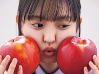 乃木坂46・遠藤さくら、“りんごに挟まれる”おちゃめな写真集カット公開！ 「赤ちゃんみたい」