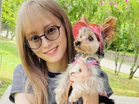 山本彩、おなか見せミニ丈コーデで愛犬とツーショット！ 「可愛いのオンパレード」「天使の微笑み」