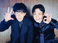 永山瑛太＆菅田将暉、黒スーツ姿のツーショット公開！ 「この2ショットはやばいです」「うわー！！胸熱！」