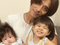 「本当に大切な宝物」斉藤慶太、娘2人との顔出し家族ショット！ 「最高だな」「かわいい親子」と称賛の声