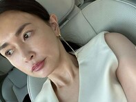 長谷川京子、胸元がざっくり開いたセクシーな姿で子どもを送迎中の様子を公開「美しすぎ」「こんな40代になりたい」