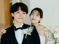「息を呑む美しさ」足立梨花、ウエディングドレス姿で夫・TATSUとツーショット！ 「鎖骨が美しすぎ」「顔ちっさ」