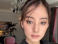 「色気がやばい」新木優子、谷間ちらりなドアップショットにファン歓喜！ 「セクシー感が凄すぎ…」