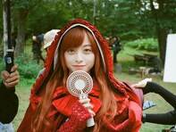 「絵画みたい」橋本環奈、『赤ずきん』オフショットにファン歓喜！ 「透明感が半端ない」「美しすぎ」