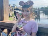 「ビジュよすぎ」宇野実彩子、「大人女子ディズニー」満喫ショットに「私服もえぐい」「可愛さが異常」の声