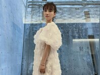 Perfumeあ～ちゃん、ミニ丈ドレス姿で美脚を披露！ 「肩甲骨周りの美しさ」「プリンセス優勝」