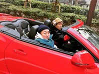 チョコプラ長田、高級愛車に相方・松尾を乗せるショット公開！ 「笑えるかっこよさ」「仲良しすぎる」