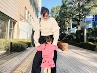 菊地亜美、「すっぴんで髪だけ束ねて」3歳娘との休日ショット公開！ 「すっぴんとは思えない美しさ」