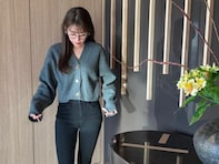 「脚どんだけ長いんですか?!」難関大卒NHKアナ、圧巻スタイルに「脚ほそ」「パンツの概念が変わる」と反響！