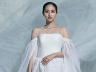 「別格の美しさ」堀田茜、美デコルテ際立つウエディングドレス姿に称賛の声！ 「アメイジング」