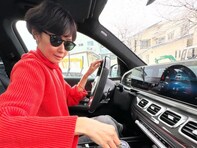 田丸麻紀、1000万円超え!? 左ハンドルの超高級車を納車！ 「少し前に車が壊れてしまい」「旅の前日に納車」