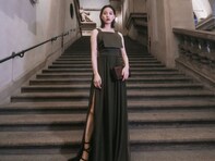 「存在感が凄い」のん（能年玲奈）、ミラノで深いスリットから美脚あらわに！ 「オーラ半端ない」